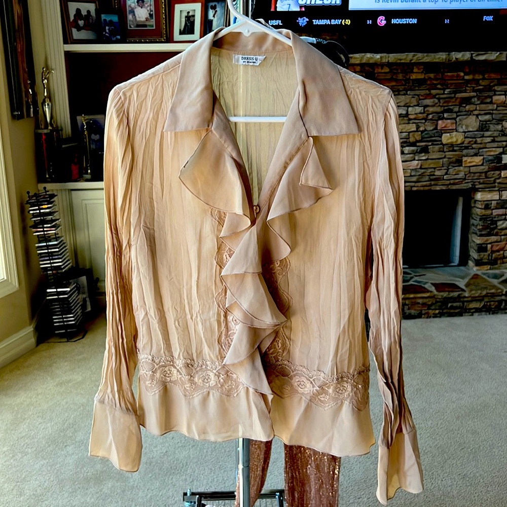 Tan beauty! This is a classic ruffled crape type material. This shirt is airy.